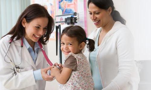 护士执业微笑与儿童病人测量心率 